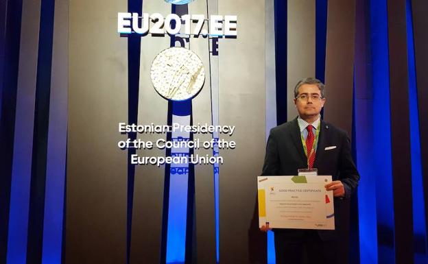 Jesús Pacheco tras la recogida del premio. /Ayto. de Murcia