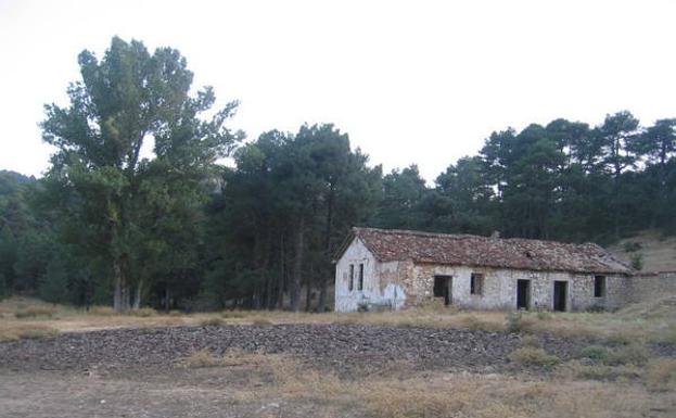Casa de labor abandonada en la pista que conduce a las navas desde Vadillo.