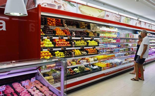 Dos personas compran en un supermercado, en imagen de archivo. /CMA