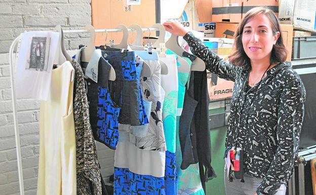 La diseñadora Julia Martínez con algunos de los modelos que vende y se pueden ver en juliaupcycling.wordpress.com.