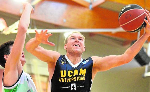 Oleson entra a canasta en un partido de pretemporada. /D. G.