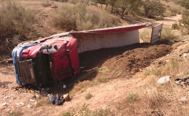 El camión volcado en Lorca, en la pedanía de Aguaderas./112