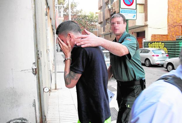Adrián S. C., tapándose el rostro, entra a pie al garaje del Palacio de Justicia. /Pablo Sánchez / AGM