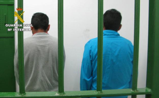 Los dos arrestados por la Benemérita./Guardia Civil