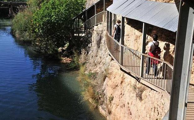 Un tramo de la pasarela está protegido por riesgo de caída de rocas.