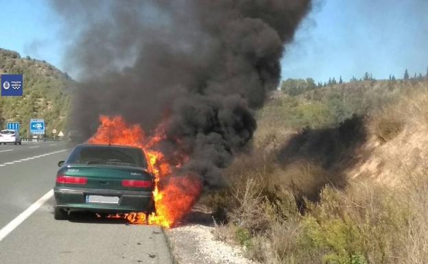 Momento en el que el coche está en llamas. /Policía Local de Murcia