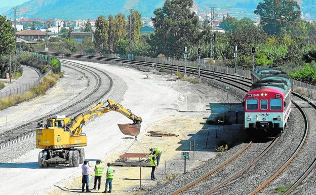 La plataforma para la llegada del AVE a Murcia, a la izquierda, ya asoma junto al Camino de Tiñosa./Nacho García / AGM