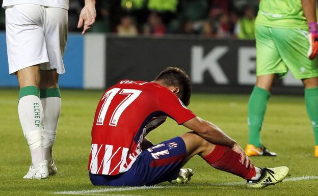 Luciano Vietto se lamenta en el partido ante el Elche. /Efe