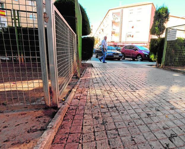 Suciedad en el Parque Sauces, ayer, en la entrada por la calle Tierno Galván./Antonio Gil / AGM