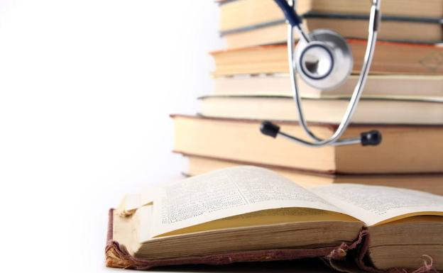 Varios libros apilados. /Archivo