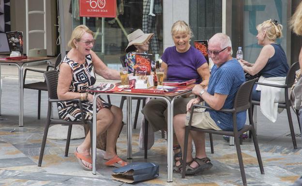 Tres turistas sentados en una terraza de Cartagena./J. M. Rodríguez / AGM