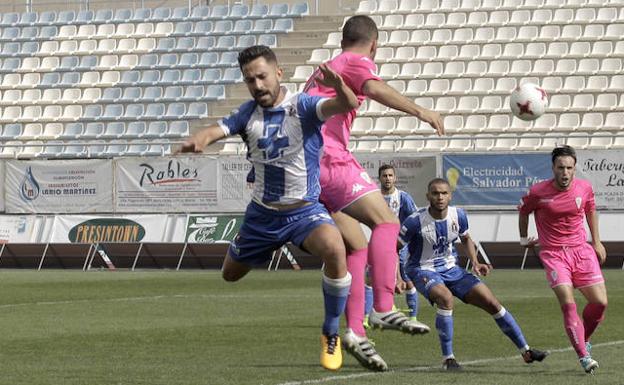 Javi Saura es desplazado por un rival./Sonia M. Lario / AGM