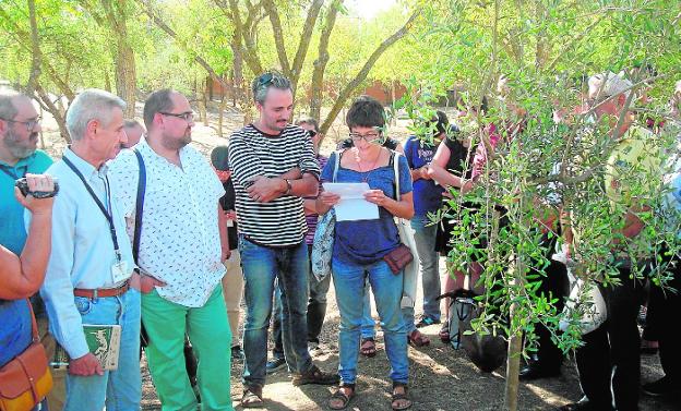 La presidenta de Huerta Viva, Mª José Gómez, lee el manifiesto del III Encuentro Intervegas. / Huerta viva