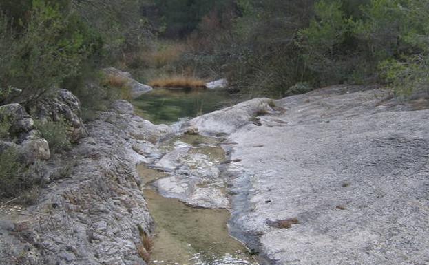 Tramo de pozas y pequeñas piletas en el arroyo de Hondares./