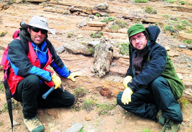 Los doctores Martin Schilling (Chile) y José Manuel González-Jiménez (derecha), en el campo de trabajo en Patagonia. / u. g.