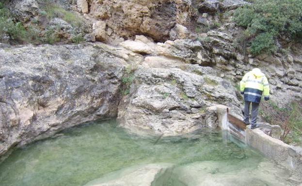 Un operario de la CHS inspecciona el nacimiento.