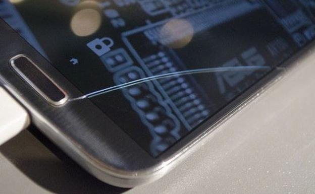Reparar la pantalla cuesta alrededor de 100 euros./Archivo