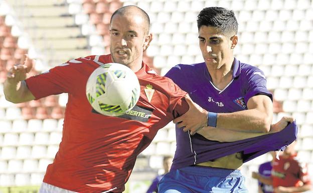 Golobart, la temporada pasada con el Real Murcia, peleando por un balón./Nacho García / AGM