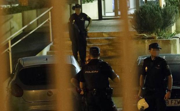 Agentes de la Policía Nacional, anoche, vigilan las instalaciones del CIE. /E. Botella / AGM