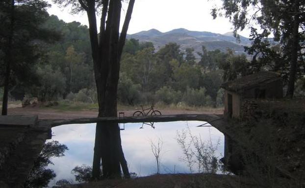 Balsa de la finca de Villa Real. Unos metros más abajo se construye el ‘resort’./