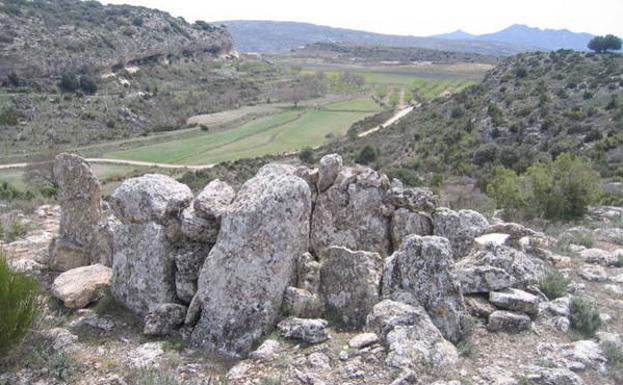 El dolmen de Bagil y al fondo, la cañada./