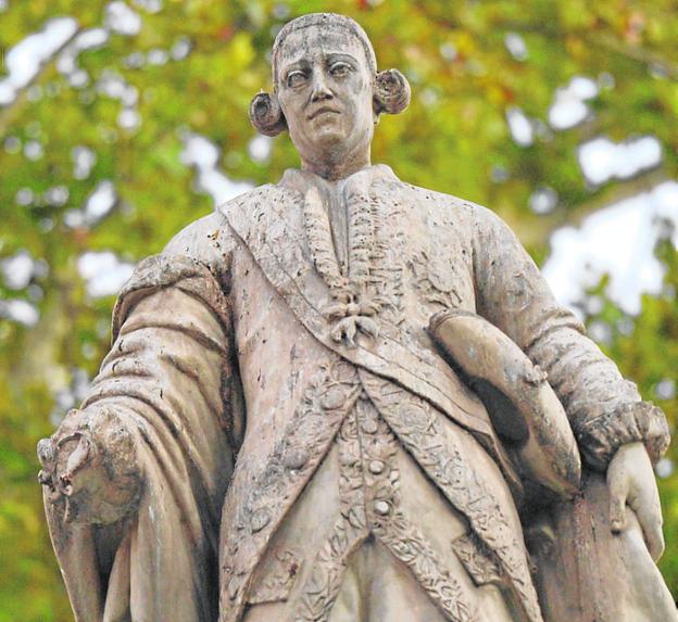 La estatua 'manca' del conde de Floridablanca./Guillermo Carrión / AGM