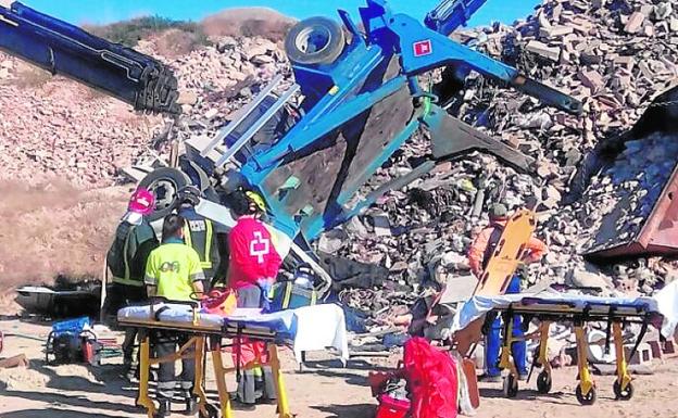 Los efectivos del 061 y Cruz Roja atendieron al herido mientras los bomberos conseguían rescatarlo. / 112
