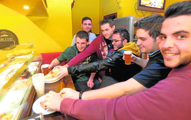Un grupo de estudiantes, durante la ruta de la tapa del martes por la noche./Antonio Gil / AGM