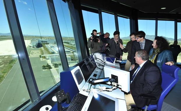 Francisco Bernabé, sentado en la torre de control del aeropuerto de Corvera, durante una visita a las instalaciones como consejero de Fomento en 2016./V. Vicéns / AGM