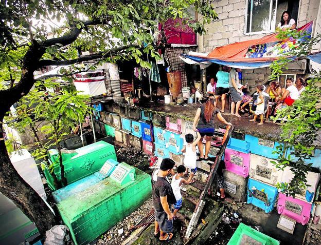 Una de las escenas familiares que se repiten en muchos de los camposantos de Manila./Francis. R. Malasig / Noel Celis