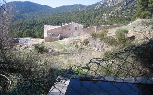 Fachada lateral de La Carrasca, desde la balsa.