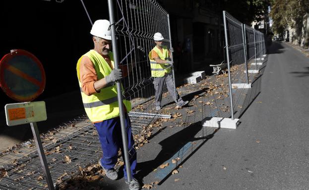 Operarios trabajando, este lunes, en la avenida Alfonso X./Edu Botella / AGM