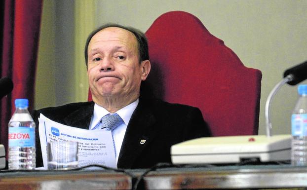 El entonces concejal Joaquín Moya-Angeler, con cara de circunstancias, durante un pleno municipal en 2015./Nacho García / AGM