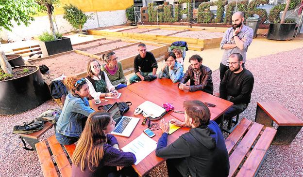 Asistentes a la primera reunión del huerto urbano./Edu Botella / AGM