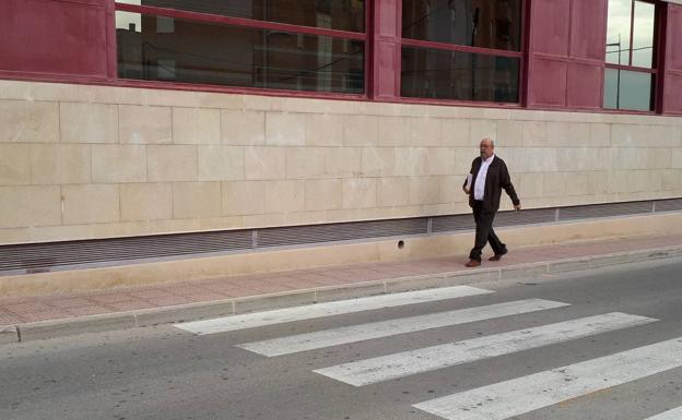 Francisco Garcia, exalcalde de Mazarrón, este lunes, llegando al juzgado./J. R. P.