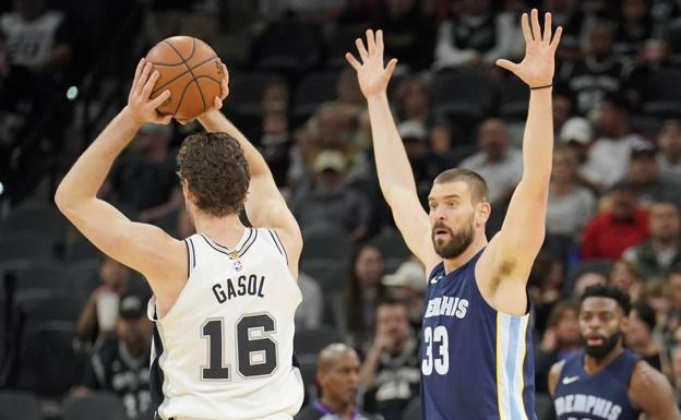 Marc Gasol defiende a su hermano Pau./Efe