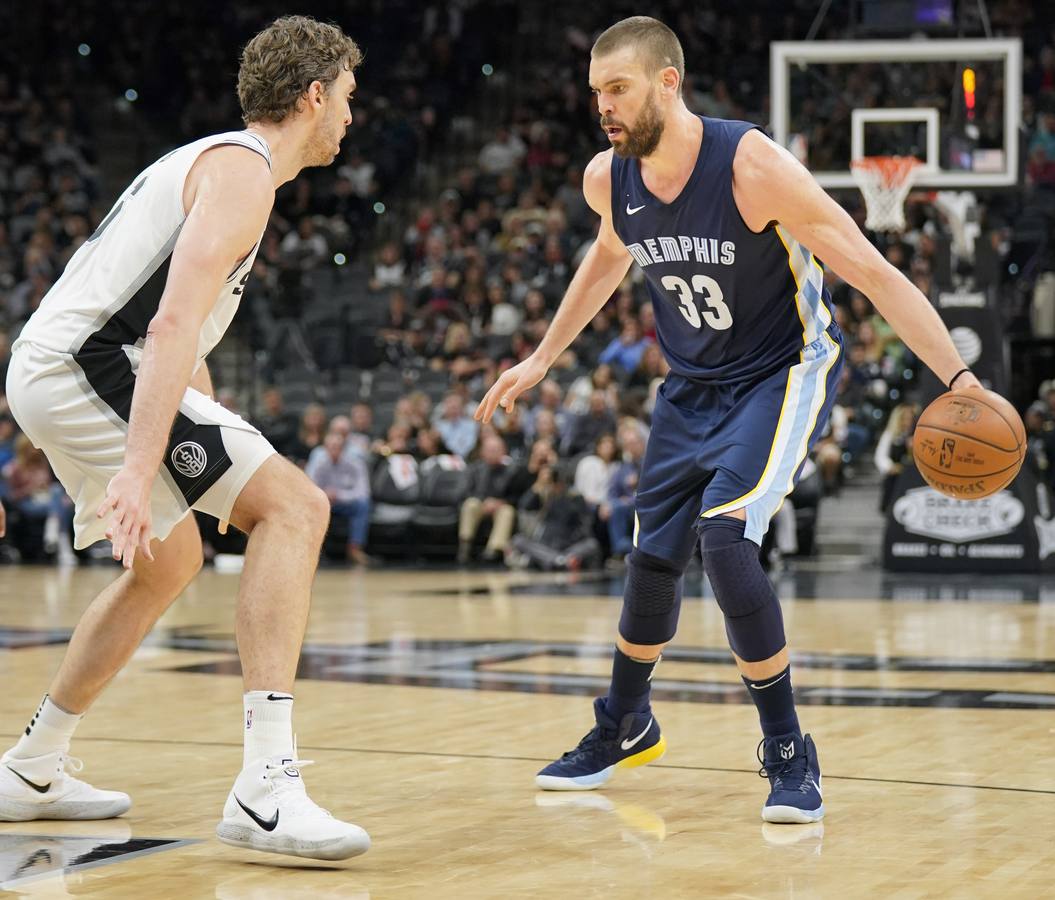 Pau y Marc Gasol, durante el partido.