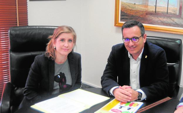 La alcaldesa, Esther Clavero, con el secretario general del PSOE, Diego Conesa, ayer./J. L. V.