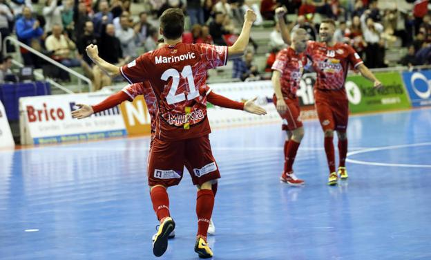 Marinovic celebra el primer gol del conjunto de Duda ante Palma Futsal./Edu Botella / AGM