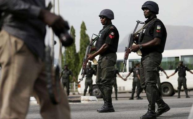 Dos agentes de Policía nigerianos./Reuters