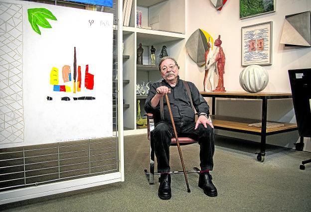 El artista, junto a uno de sus cuadros./Alberto Ferreras