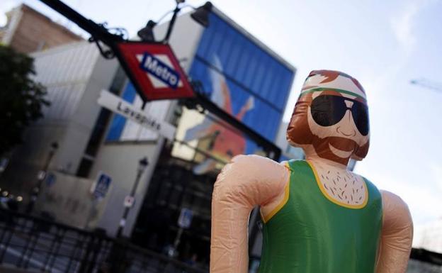 Ofrecen 6.000 euros al mes por salir de fiesta y viajar «con Mariano»