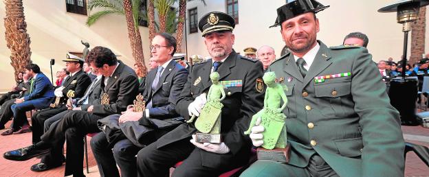 En primer plano, el fiscal Superior, José Luis Díaz Manzanera; el jefe superior de Policía Nacional, Cirilo Durán, y el teniente coronel jefe de operaciones de la Guardia Civil, Diego Mercader, en San Esteban, tras recibir los premios en el aniversario de la Constitución./N. García / AGM