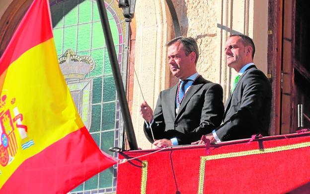 Ortuño iza ayer la bandera, junto a José Francisco Puche (d). / SIETE DÍAS