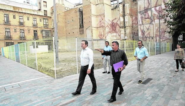 Técnicos de la empresa Idencity Consulting, que realizaron el proyecto CTracción, y técnicos municipales, recorriendo el Molinete en septiembre de 2013./J. M. Rodríguez / AGM