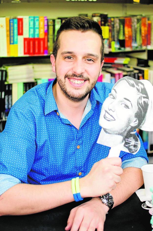 Héctor Castañeira y su 'alter ego', Enfermera Saturada./Plaza y Janés
