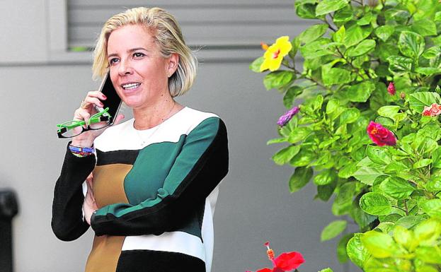 La consejera de Educación, Adela Martínez-Cachá, habla por el móvil, en una foto de archivo./Fran Manzanera / AGM