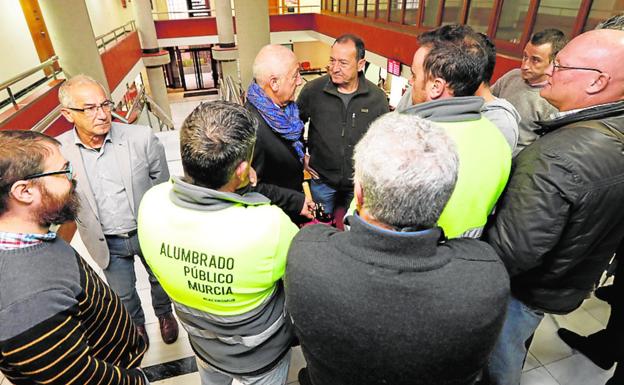 Los ediles Peñaranda y Ortiz, ayer, con los trabajadores./Edu Botella