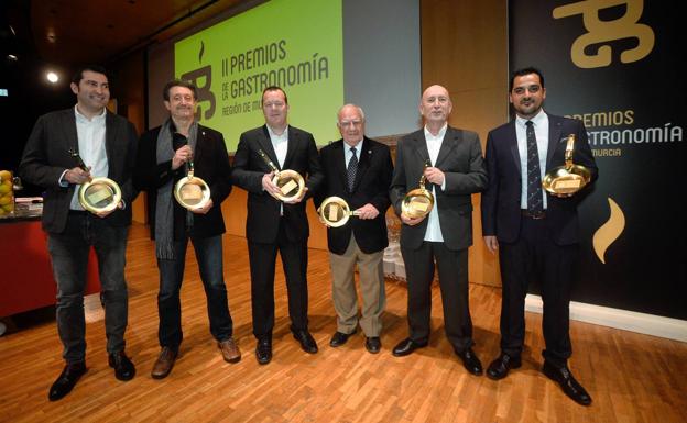 David López, Juan Antonio García, Pablo González, Adolfo Fernández, Francisco Miguel López y Jesús López, este lunes, posando con sus premios./Nacho García / AGM