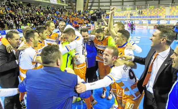 Euforia en la celebración de jugadores y técnicos del Plásticos Romero tras la victoria que les mete en la Copa, anoche./Pablo Sánchez / AGM